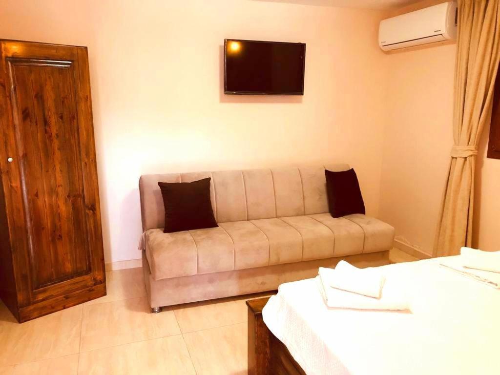 OASIS BEACHFRONT Guest Rooms&Restaurant Rizokarpaso Extérieur photo